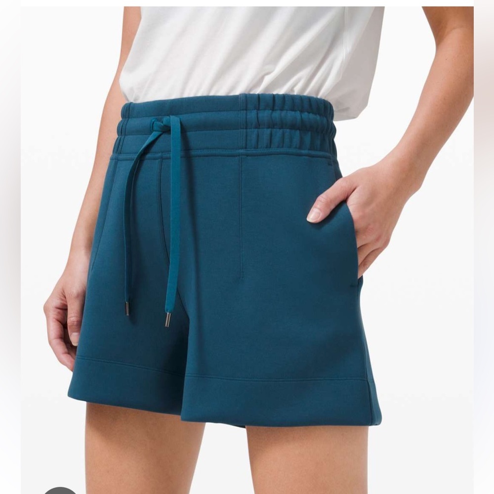 🌟Host Pick🌟Lululemon Soft Ambitions High Rise Short 4"
Blue Borealis